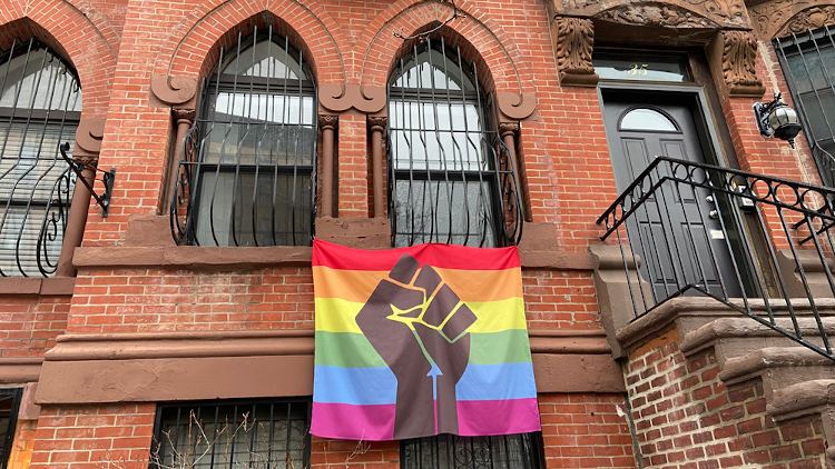 拜登政府禁止住房中的反LGBTQ +歧视 带骄傲横幅的公寓
