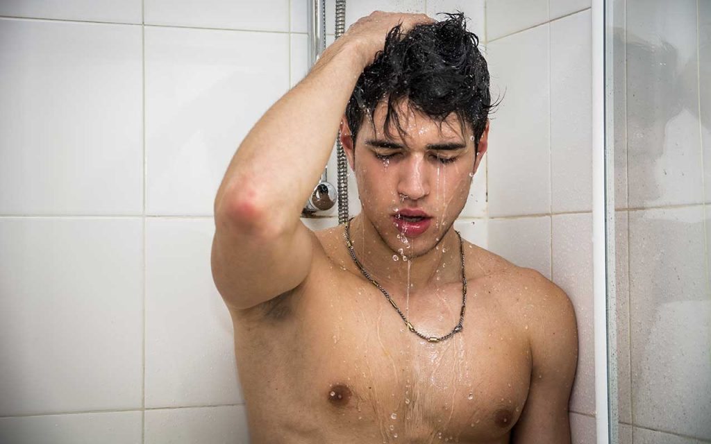 淋浴的年轻人。