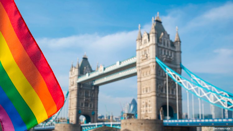 彩虹旗飘扬在伦敦标志性的桥梁和天际线的前面