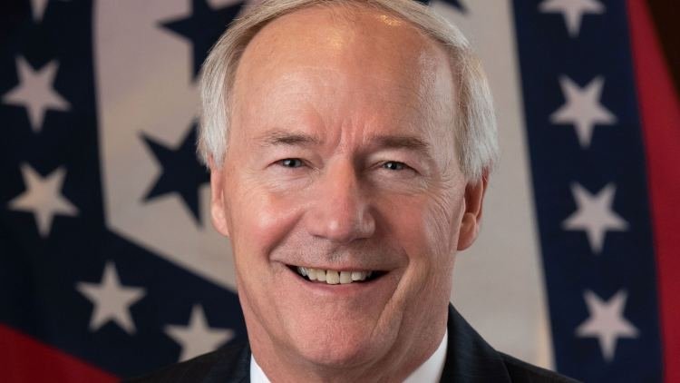 阿肯色州州长签署反跨性别体育法案成法律 阿肯色州州长Asa Hutchinson
