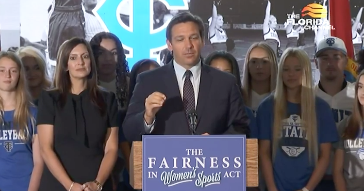 佛罗里达州州长 Ron DeSantis 及时签署反跨法案以示骄傲 佛罗里达州州长罗恩·德桑蒂斯
