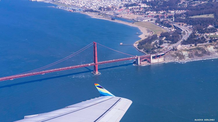 阿拉斯加航空公司的骄傲飞机飞越旧金山金门