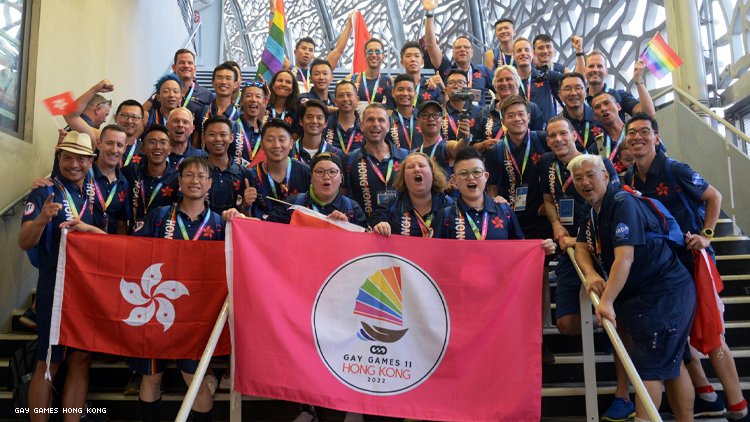 一群 LGBTQ+ 人与 Gay Games Hong 香港标志