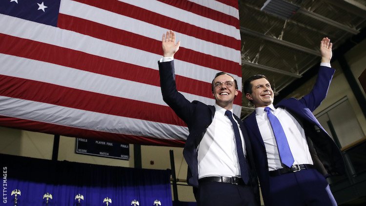 Pete 和 Chasten Buttigieg 宣布 2 个孩子出生,分享照片 皮特和查斯顿·布蒂吉格拥抱在一起。