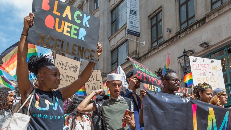 根据 GLAAD 研究,对 LGBTQ 人的歧视增加了 13% 英国的骄傲游行