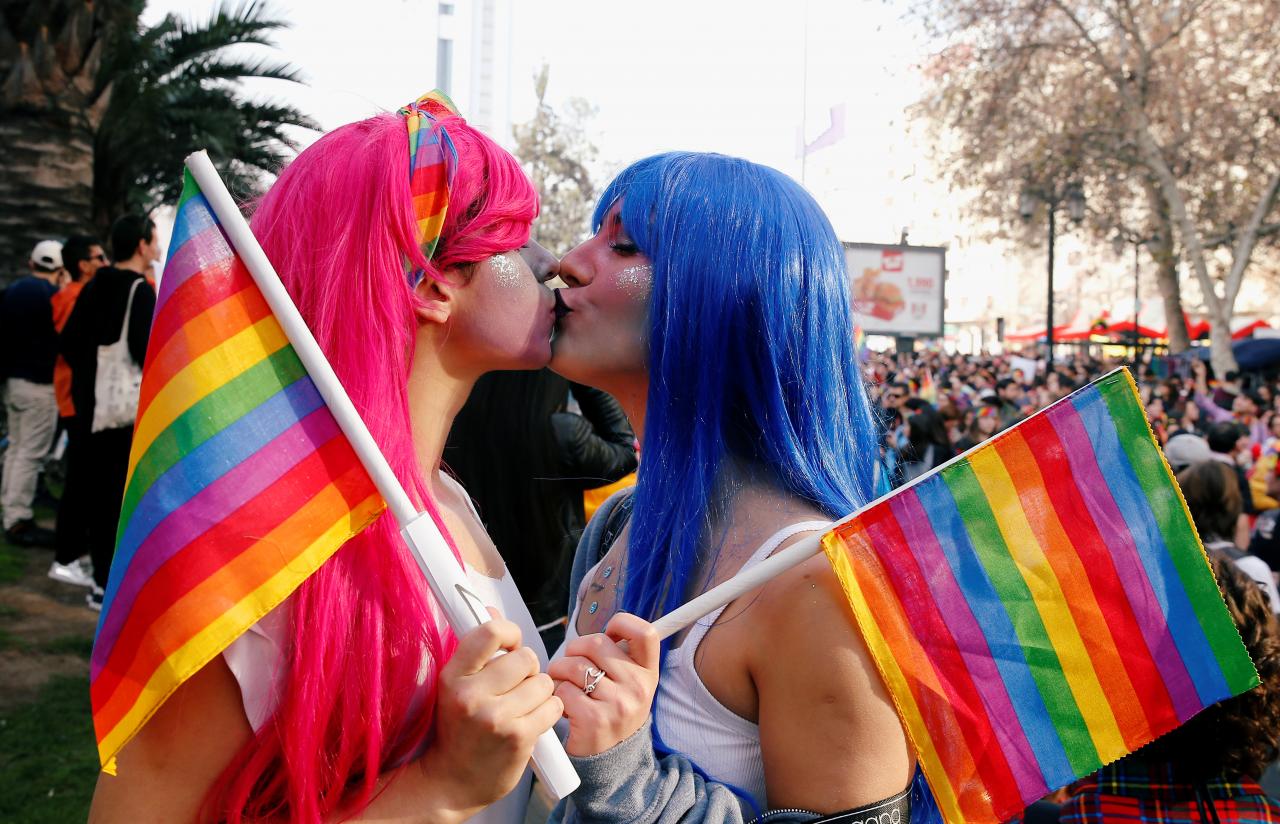 人们参加了 2019 年 6 月 22 日在智利圣地亚哥举行的一年一度的同性恋骄傲游行，以支持 LGBT 社区。REUTERS/Rodrigo Garrido