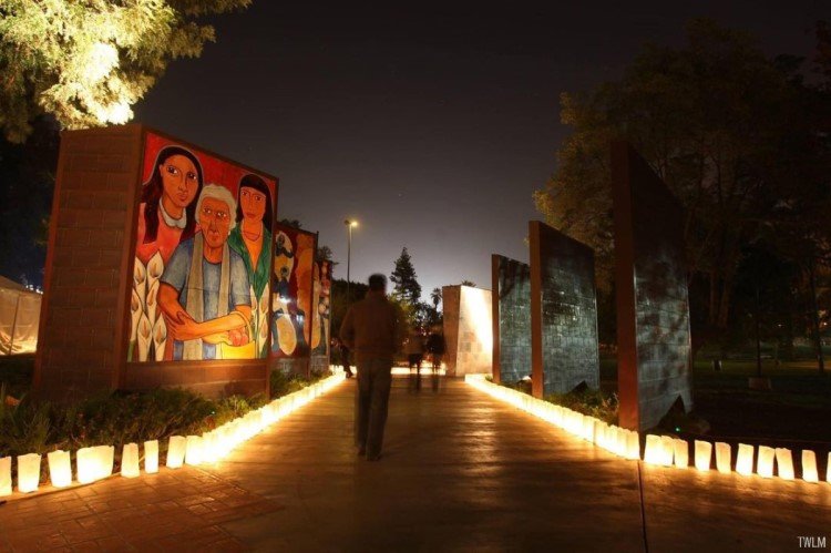 在纪念墙的重新奉献和揭幕仪式上纪念世界艾滋病日