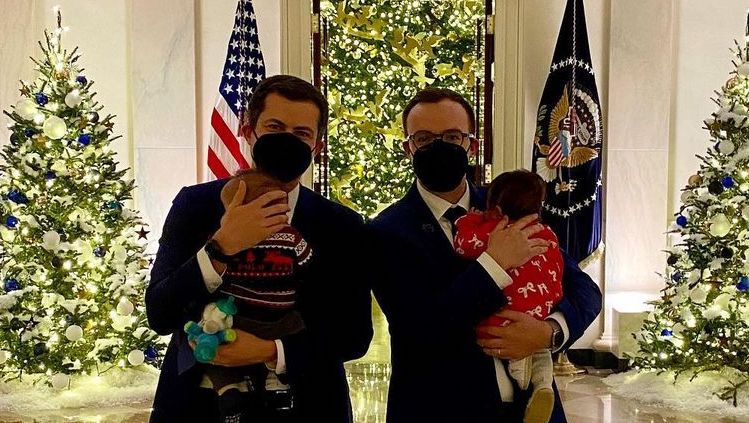 Chasten Buttigieg 在双胞胎上大声疾呼同性恋者' 白宫照片 查斯顿和皮特·布蒂吉格