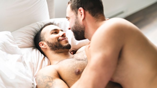 一对同性恋男性夫妇在床上赤膊上阵