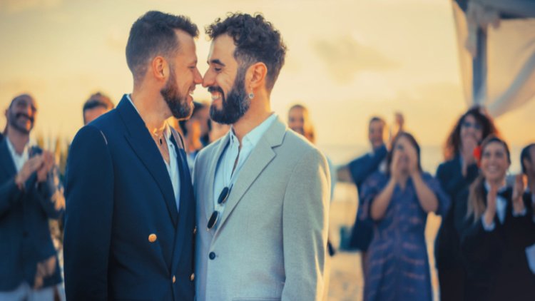 尊重婚姻法是抵制对 LGBTQ+ 平等的威胁的关键 两位新郎在他们的婚礼上