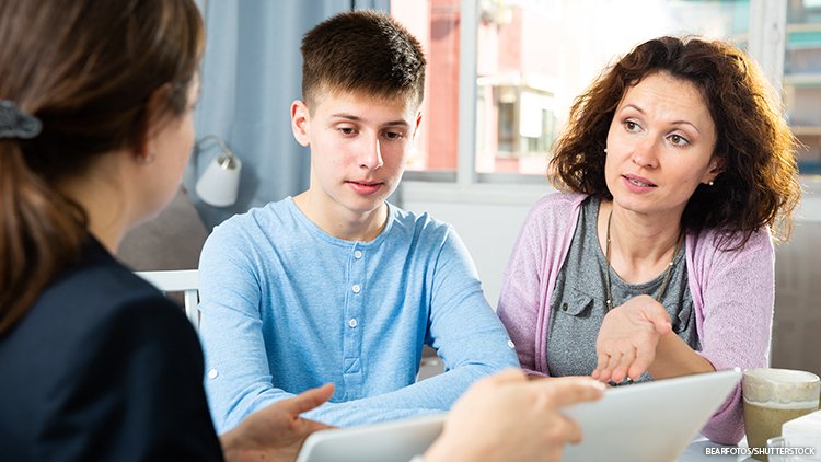 佛罗里达学区的计划可能会淘汰跨性别学生 父母和青少年
