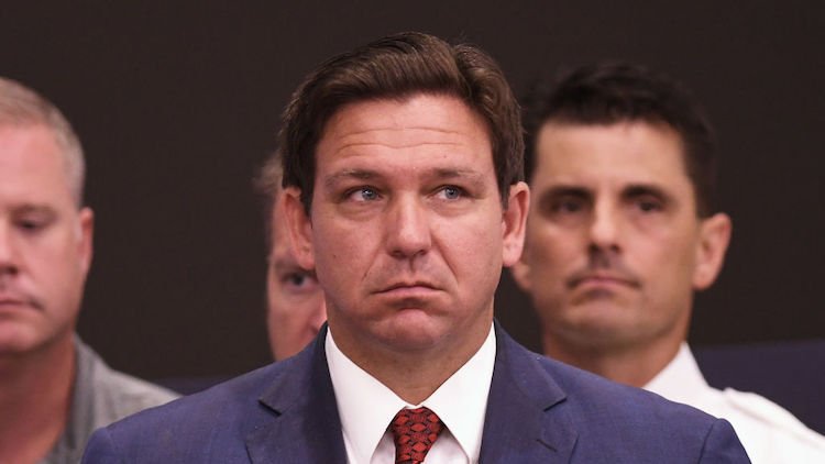 佛罗里达州州长暂停反对反跨性别提案的检察官 佛罗里达州州长罗恩·德桑蒂斯