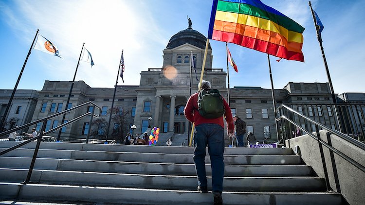 蒙大拿州议会大厦的彩虹骄傲旗