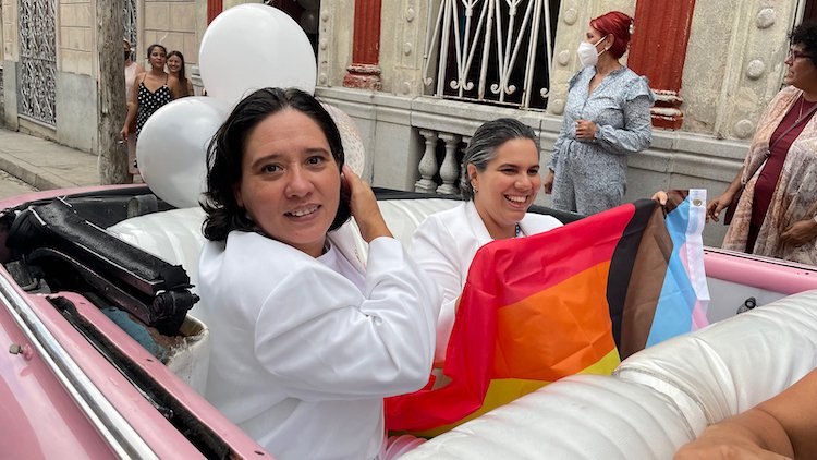 古巴在历史性公投中将婚姻平等合法化 Yennys Hernandez Molina(左)和 Annery Rivera Velasco 于 9 月结婚