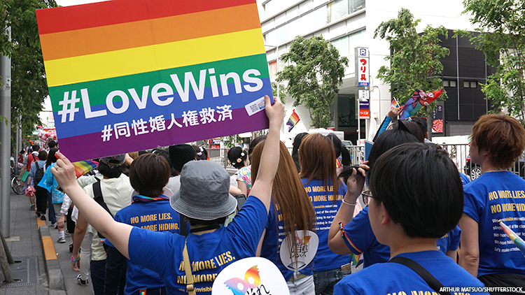东京同性伴侣开始获得伴侣证书 日本的 LGBTQ+ 示威
