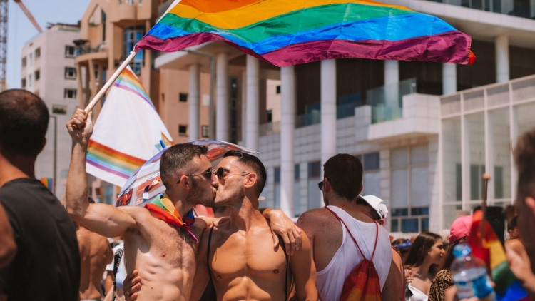两个男人在以色列的 Pride 接吻