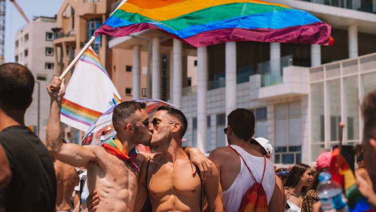 以色列政治家建议医生可以拒绝为 LGBTQ+ 人群提供医疗服务 两个男人在以色列的 Pride 接吻